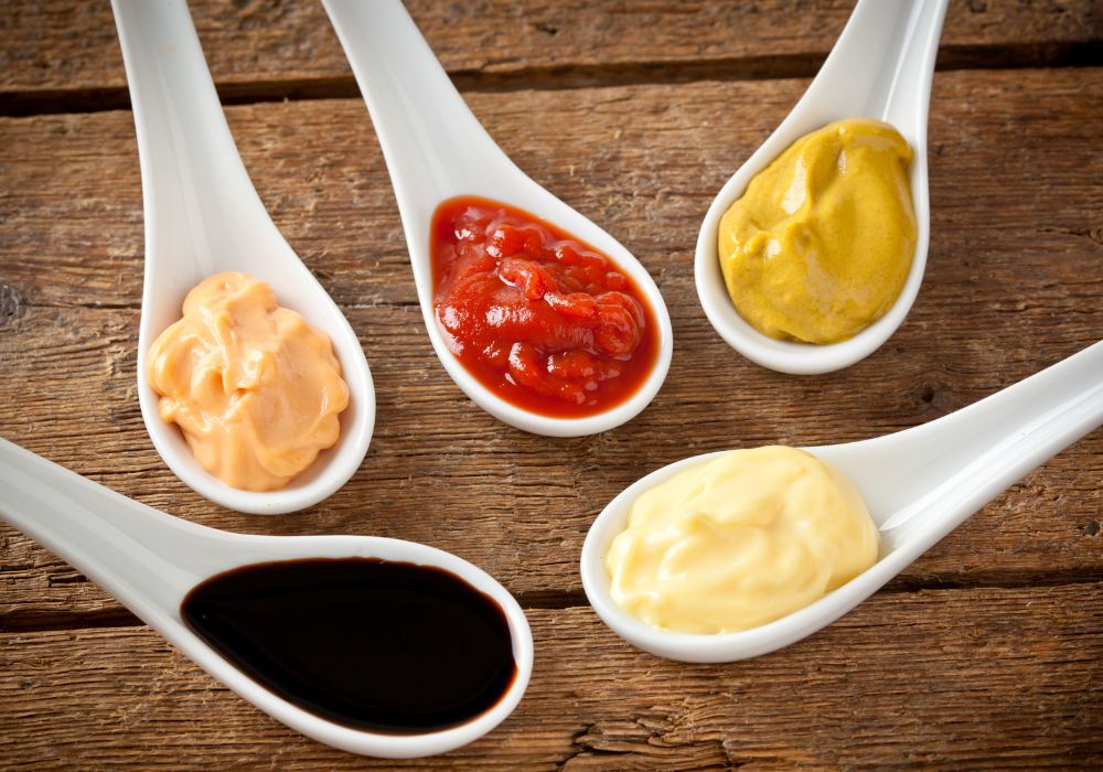 Vermijd suikerrijke sauzen op reis om het keto dieet vol te houden
